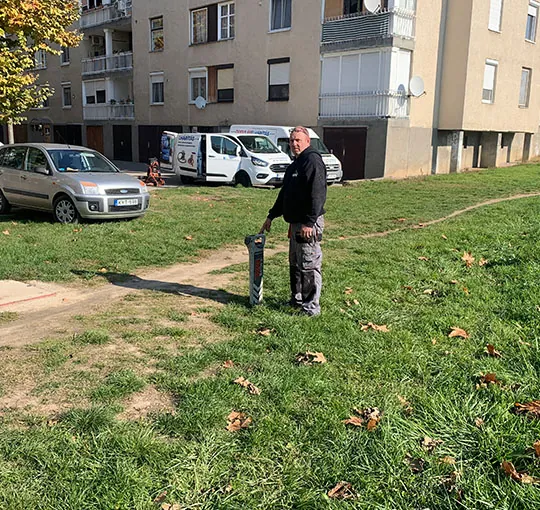Nyomvonalkeresés egy lakótelepi füves területen