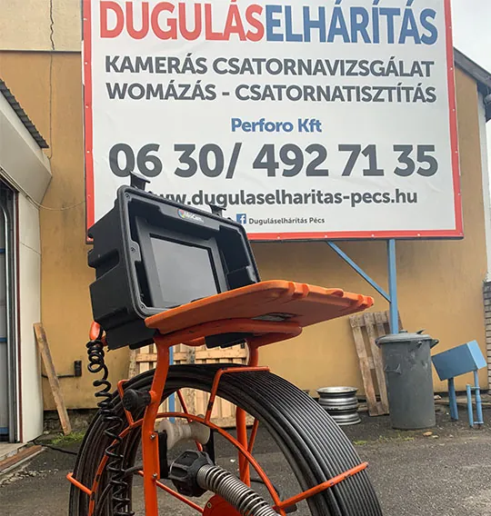 Csatornakamera a Perforo duguláselhárítás-táblája előtt