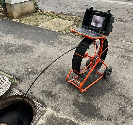 Csatornakamera egy utcai aknánál